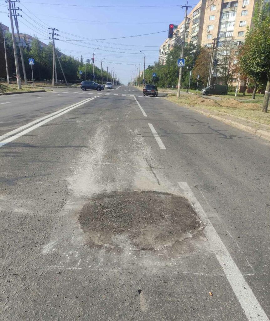 У Краматорську закінчили ремонт дороги, в яку вчора влучив снаряд