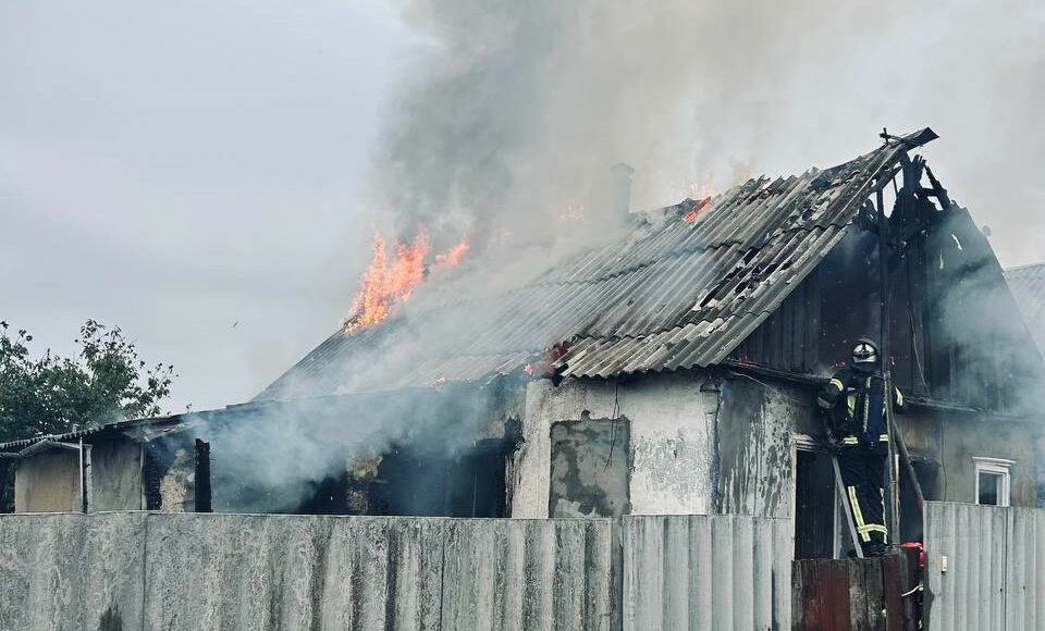 В Славянске пожарные ликвидировали возгорание жилого дома: обнаружили тело мужчины