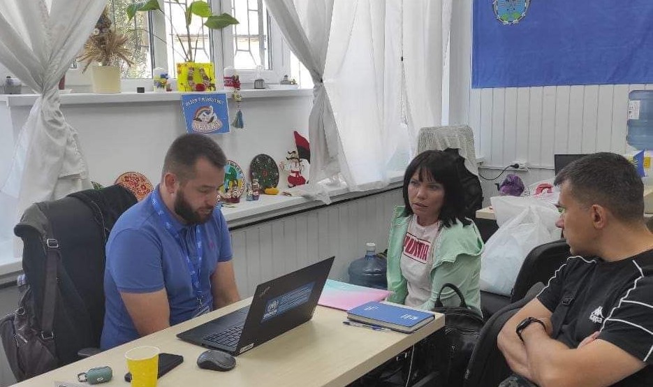 В Івано-Франківську дітям з Луганщини видали шкільні набори