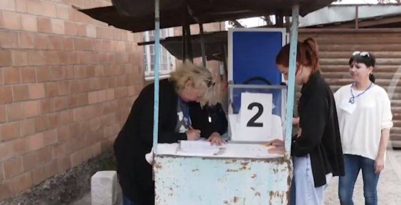 В оккупированном Мариуполе голосование на псевдо выборах проходило на улицах, — городской совет