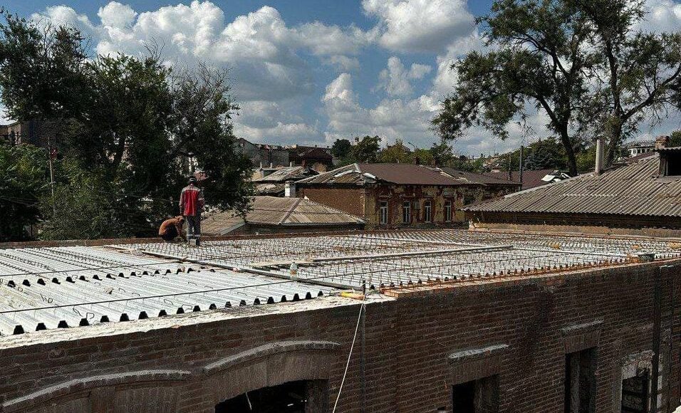 В Мариуполе оккупанты вместо разрушенных домов возводят бани