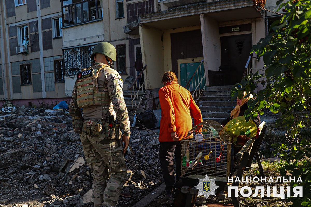 В Авдіївці поліцейський екіпаж евакуював 7 людей і їхніх домашніх улюбленців (відео)