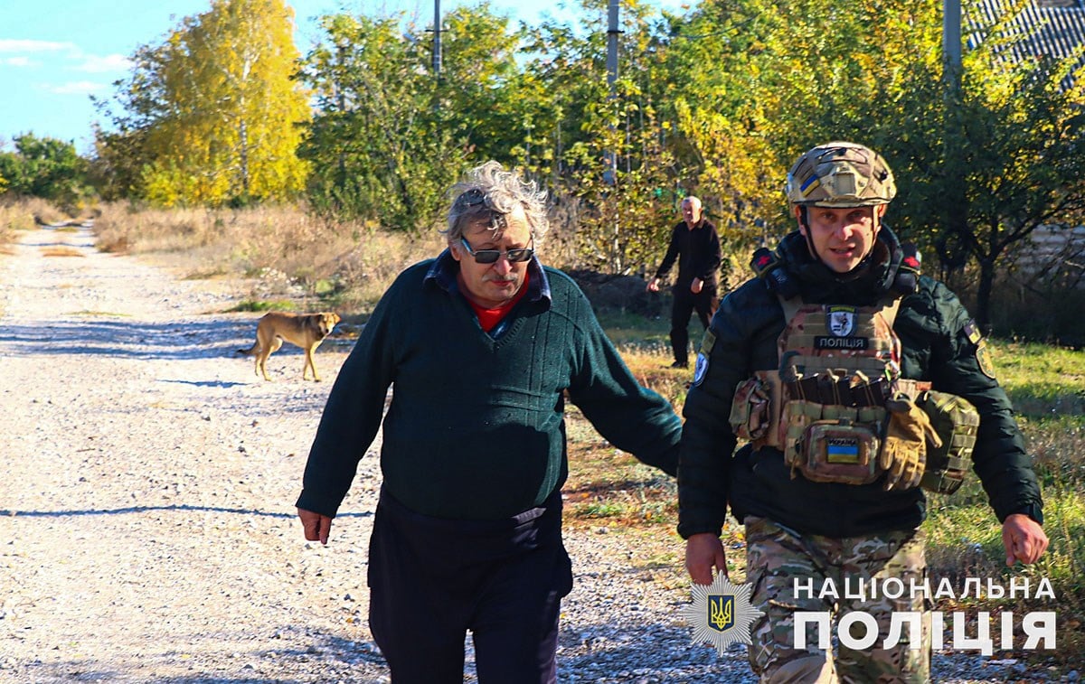 В Авдіївці поліцейський екіпаж евакуював 7 людей і їхніх домашніх улюбленців