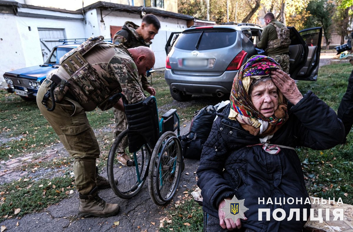 У Красногорівці на Донеччині евакуаційна група поліції врятувала жінку, в оселю якої влучили ворожі снаряди