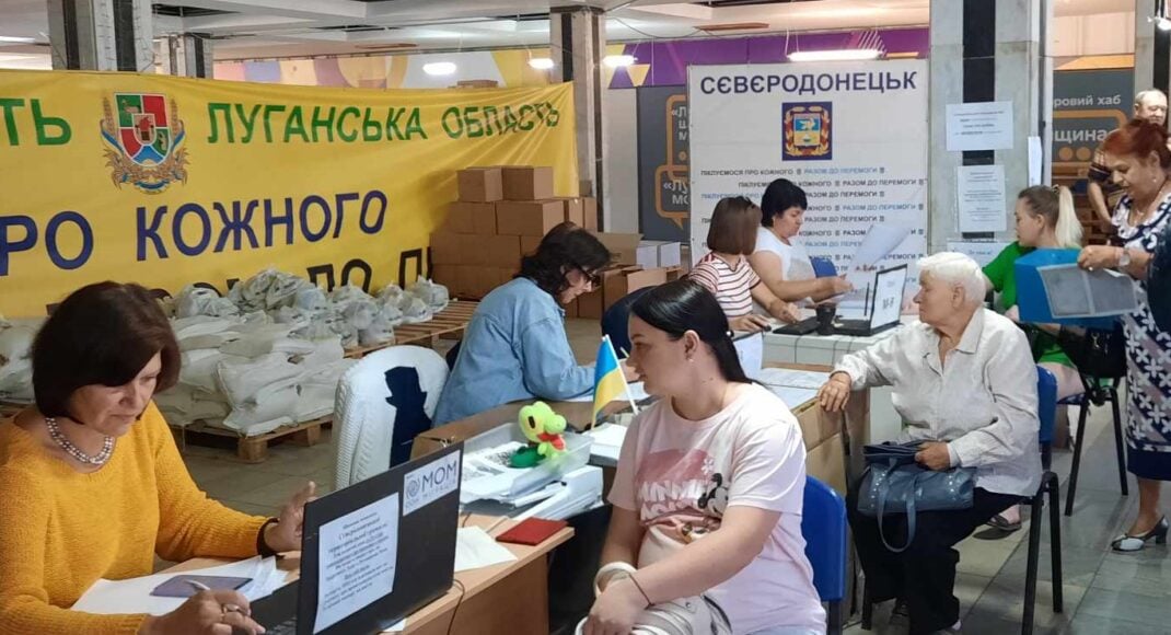 Жителі Луганщини тримали понад 5 тисяч продуктових наборів у хабах Сєвєродонецької громади