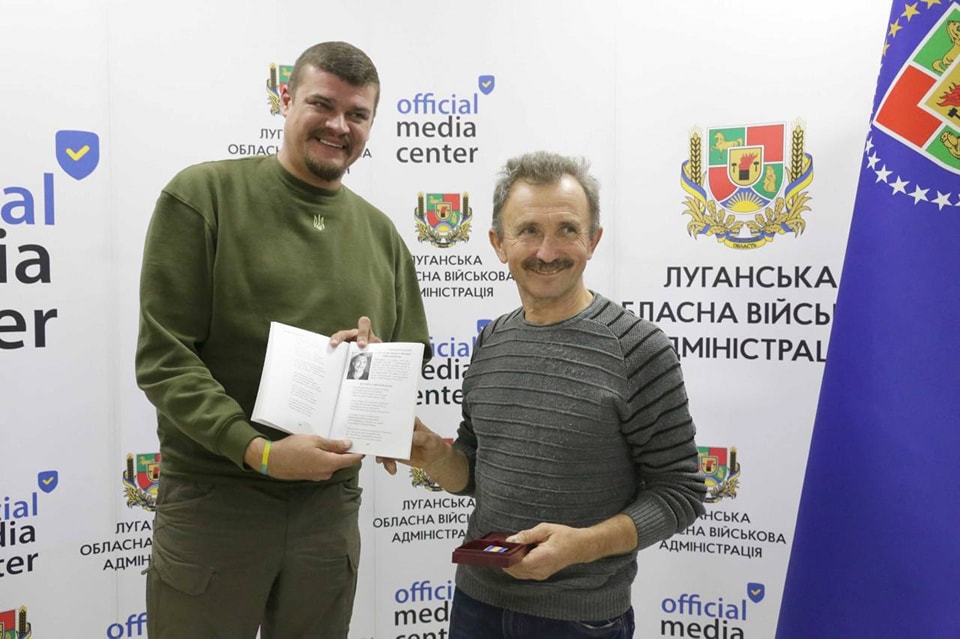 Повертав світло під обстрілами: Орденом "За мужність" відзначено електромонтера Попаснянської дільниці