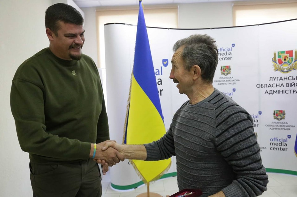 Повертав світло під обстрілами: Орденом "За мужність" відзначено електромонтера Попаснянської дільниці