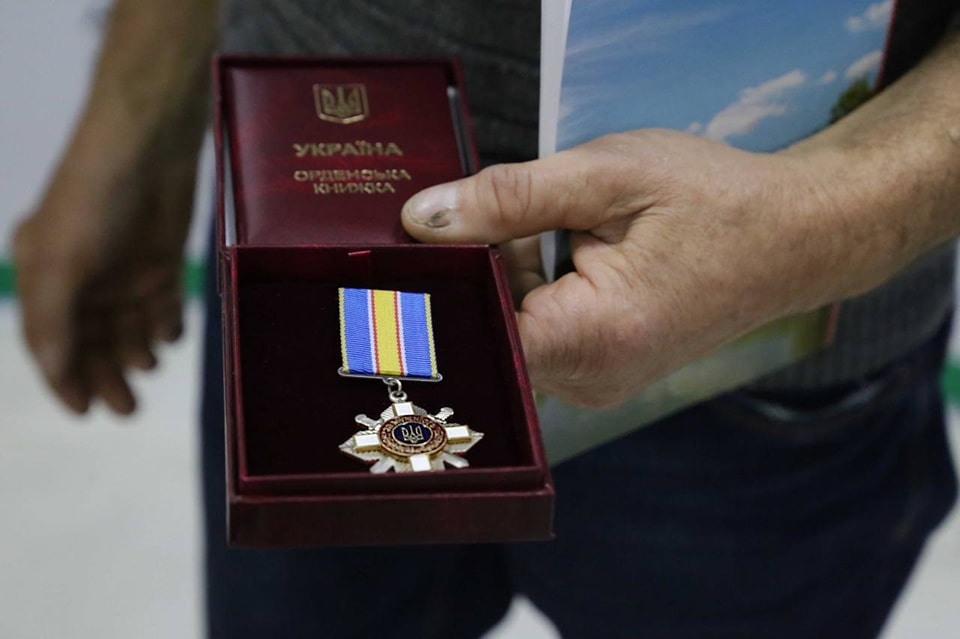 Повертав світло під обстрілами: Орденом "За мужність" відзначено електромонтера Попаснянської дільниці