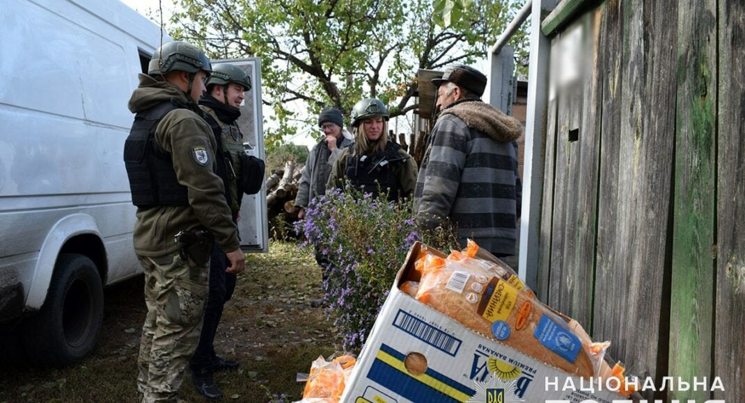 Хліб людям поліцейські доставляють під обстрілами: як живе Лиманська громада під час війни (відео)