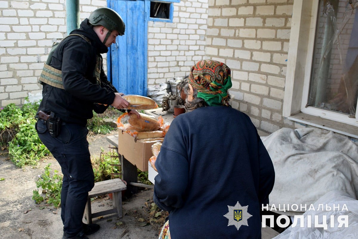 Під час доставки допомоги в Лиманську громаду ворог цілеспрямовано обстрілює автомобіль поліцейських