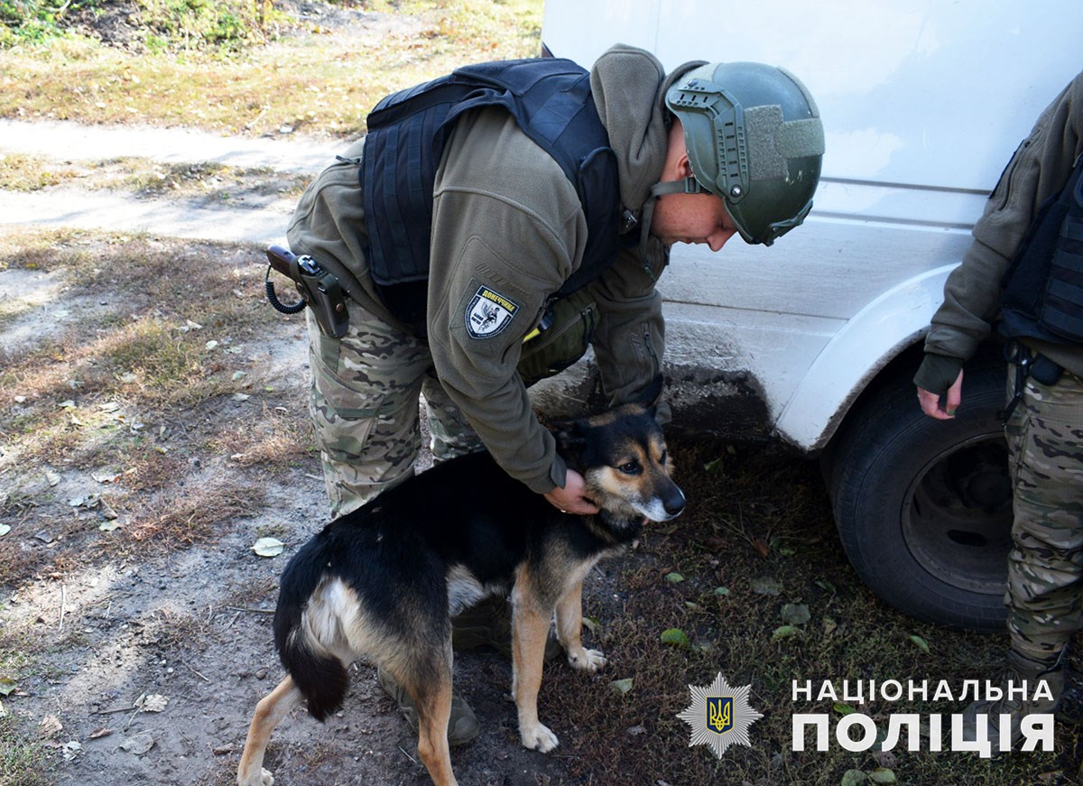 Під час доставки допомоги в Лиманську громаду ворог цілеспрямовано обстрілює автомобіль поліцейських