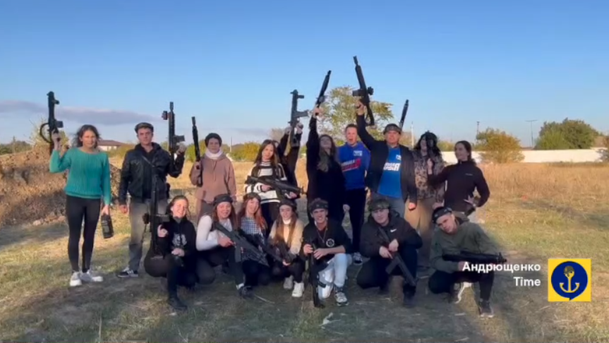 В Мариуполе захватчики провели "форум" с оружием для студентов (видео)