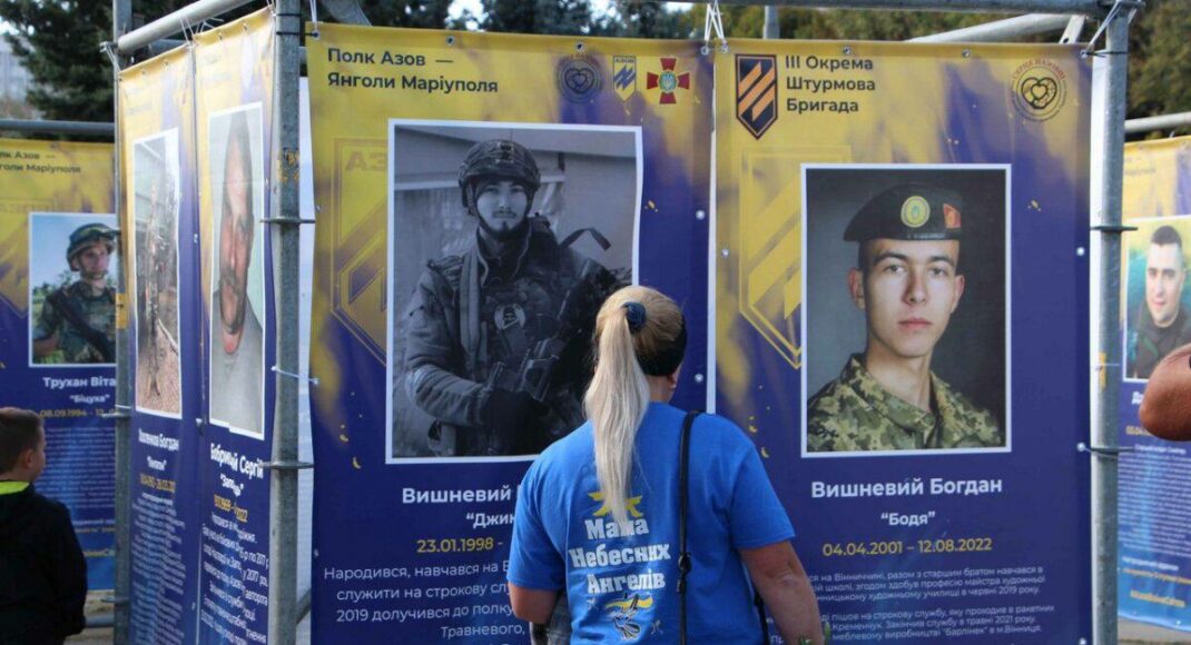 У Вінниці та Хмельницькому проходить виставка про захисників Маріуполя