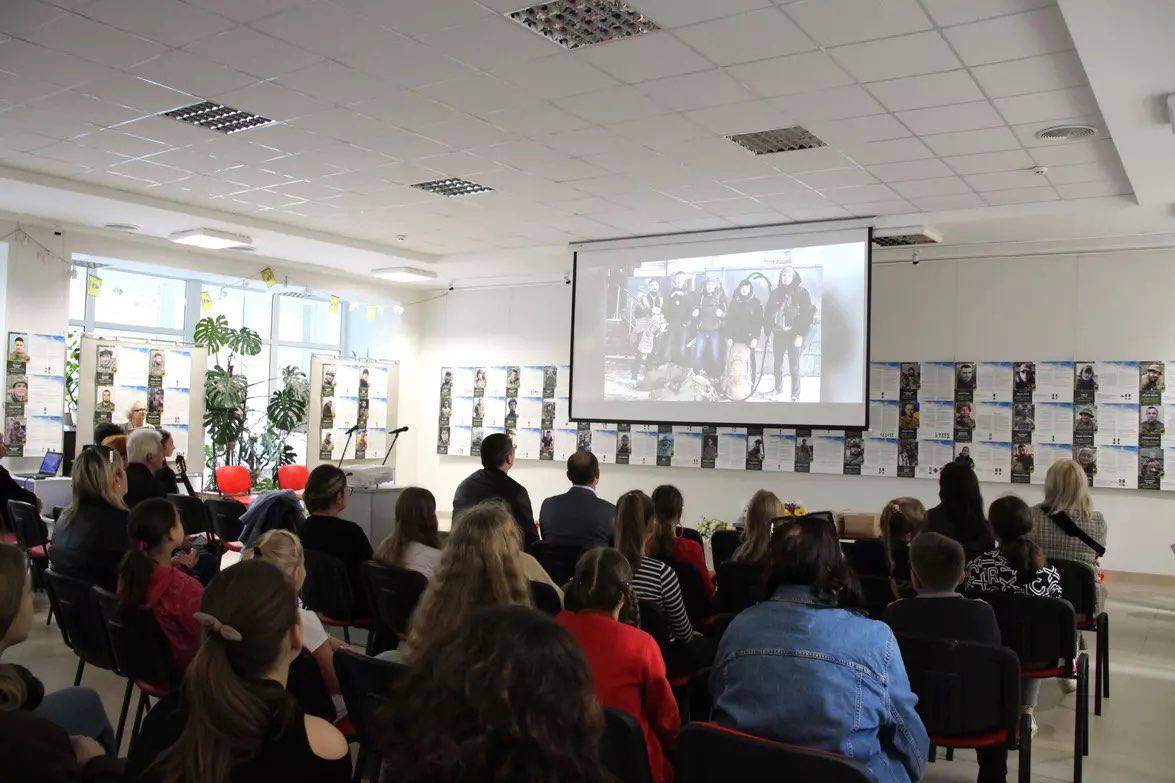 У Вінниці та Хмельницькому проходить виставка про захисників Маріуполя