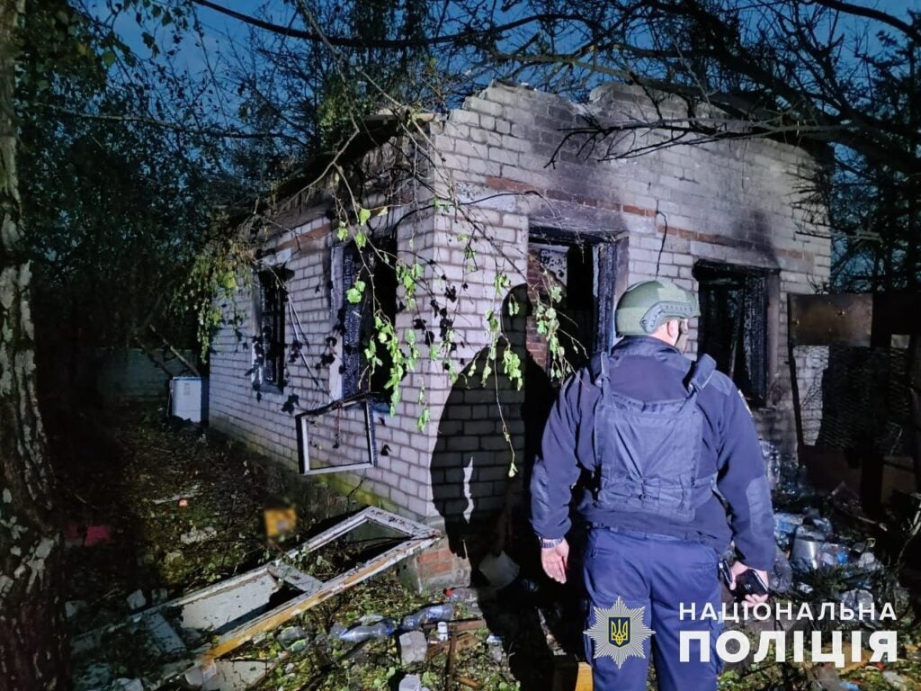 На Донеччині окупанти пошкодили 35 житлових будинків за добу, є вбиті та поранені, - поліція