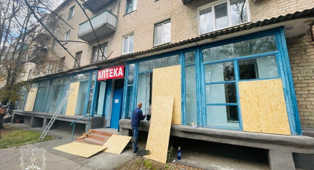 19 будинків, які постраждали від ракетного удару рф у Покровську, ремонтують комунальники (фото)