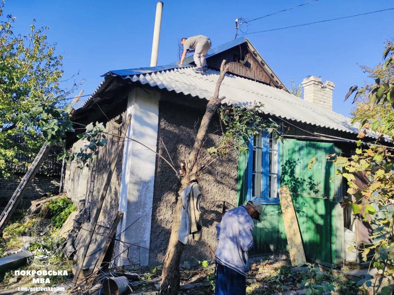 19 будинків, які постраждали від ракетного удару рф у Покровську, ремонтують комунальники (фото)