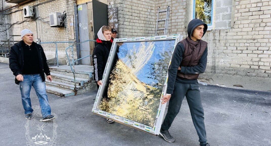 В Покровске в поврежденную вражескими обстрелами многоэтажку благотворители завезли 180 металлопластиковых окон и дверей (фото)