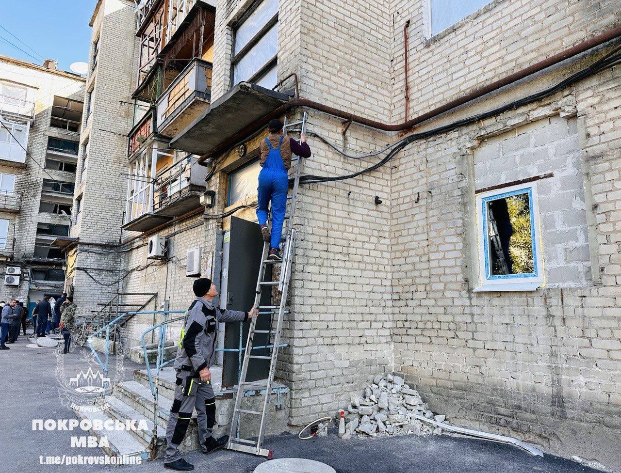 У Покровську до пошкодженої багатоповерхівки  благодійники завезли 180 металопластикових вікон і дверей