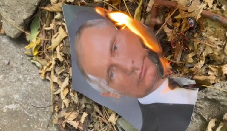 Українці на окупованих територіях масово палять портрет Путіна, - спротив