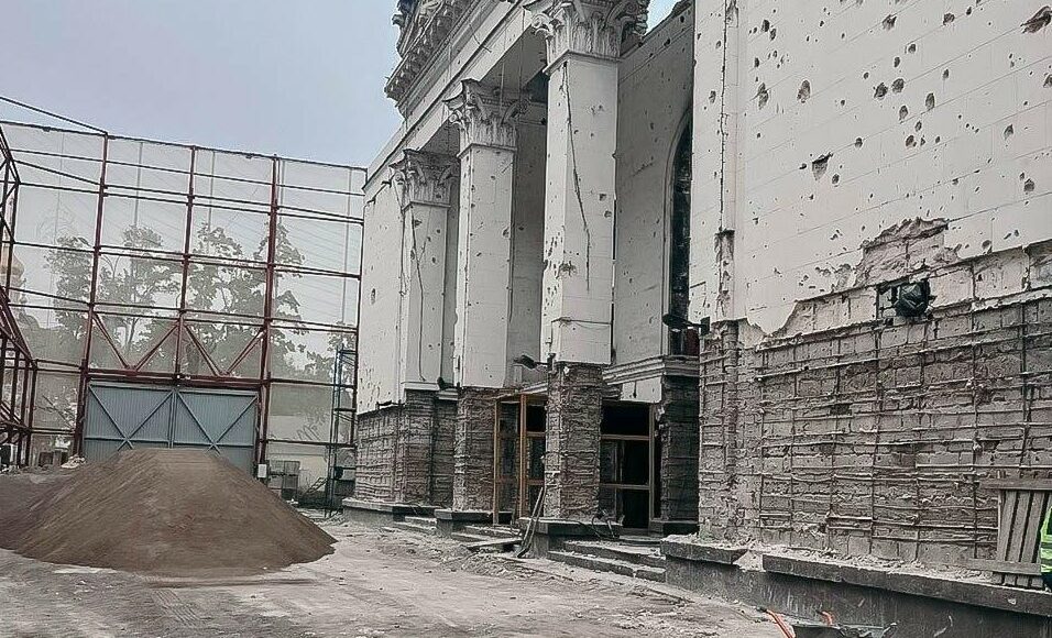 Российские оккупанты продолжают демонтировать Мариупольский драматический театр, — горсовет