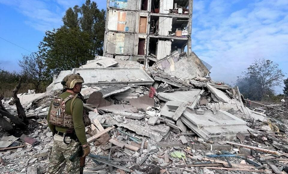 В Авдіївці під завалами п’ятиповерхівки знаходиться тіло чоловіка, — поліція