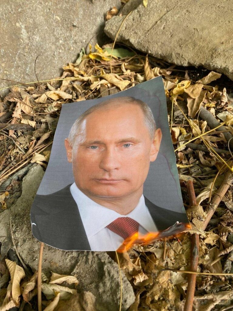В окупованому Луганську палять портрет путіна