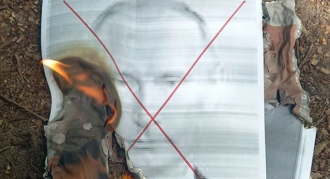 В оккупированном Луганске партизаны жгут портрет Путина: фото
