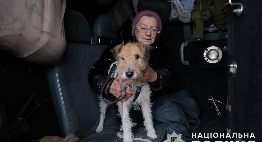 Из полуокруженной Авдеевки полицейские эвакуировали пожилую пару и их домашних любимцев - 2 собаки и 9 котов (видео)