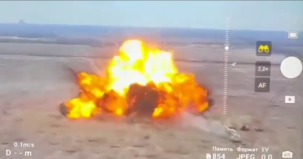 Під Авдіївкою росіяни запускають в бік українських оборонців нашпиговані вибухівкою бронемашини (відео)