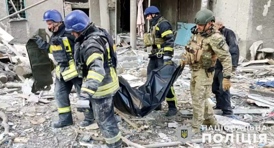 В Авдеевке полицейские и спасатели достали из-под завалов тела двух погибших (фото, видео)