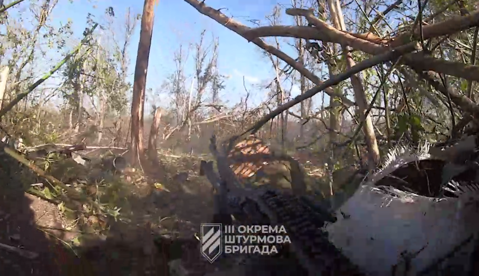 Пуля попала в грудь, но бой продолжил: украинские бойцы показали штурм в одной из лесополос на Бахмуте (видео)
