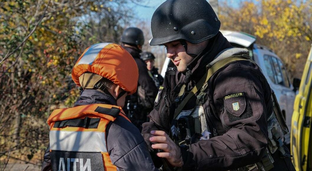 "Білі янголи" вивезли всіх 15 дітей, які залишалися в Очеретиному та двох селах Марʼїнської громади