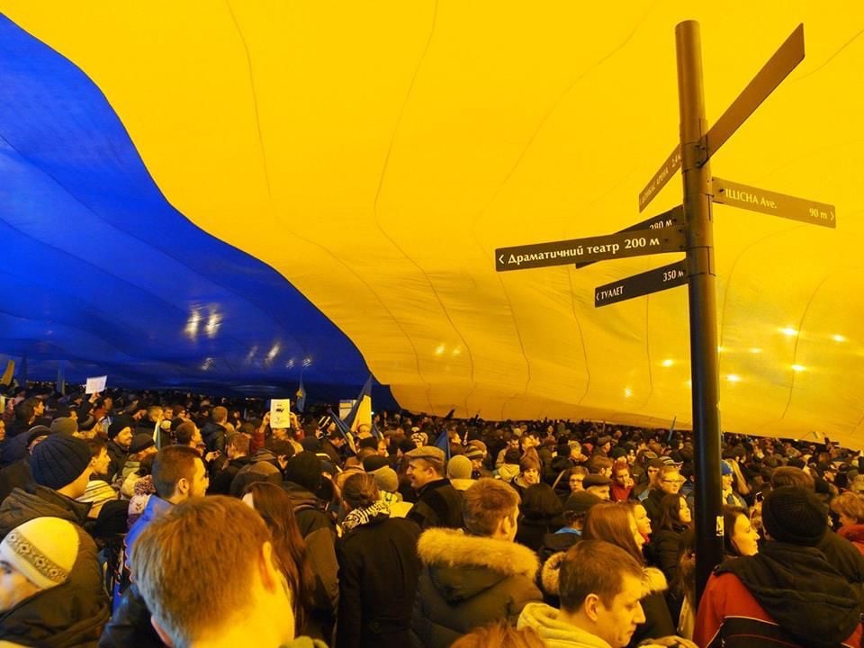 Розвіювання українського прапора під час мітингу у Донецьку. Березень, 2014 рік