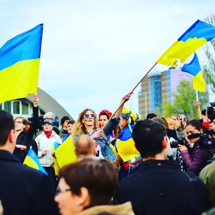 Діана Берг розвіває український прапор 28 квітня 2014 року у Донецьку