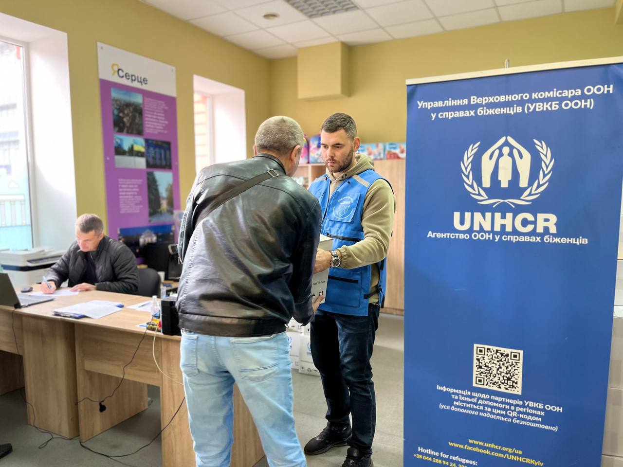 Переселенці з Маріуполя отримали набори гігієни у Дніпрі