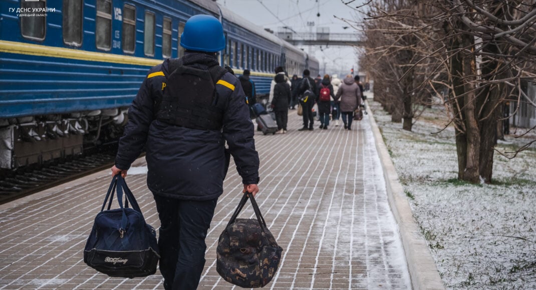 В рамках обязательной эвакуации из Донецкой области в безопасные регионы Украины переместились более 100 тысяч граждан