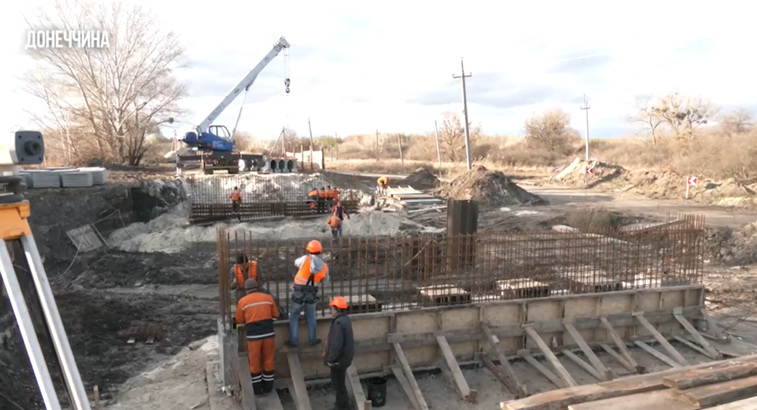 У деокупованих громадах Донеччини триває відбудова 4-х мостів та ремонт швидкого сполучення Покровськ - Дружківка - Краматорськ (відео)