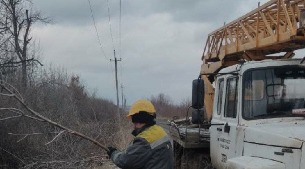 В Донецкой области за день энергетики вернули свет в 105 населенных пунктов, обесточенных из-за непогоды