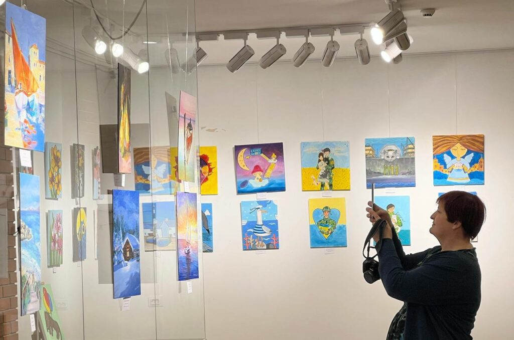 У Львові відкрили виставку картин маріупольців про майбутнє рідного міста