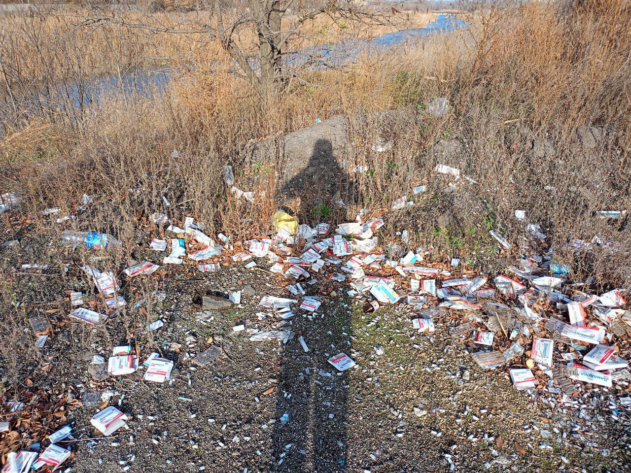 У Костянтинівці біля річки Торець з'явилося сміттєзвалище із використаних ампул та голок (фото)