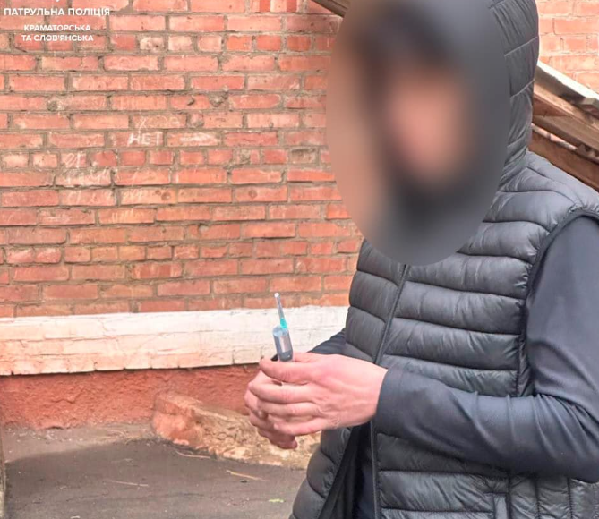 В Краматорске у гражданина полиция нашла шприц наркотическим веществом