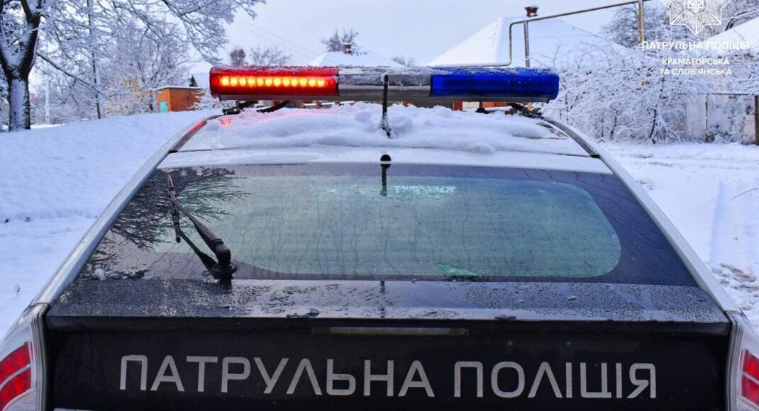 Поліцейські допомогли 83-річній жінці, яка перебувала на дорозі в Краматорську у безпорадному стані