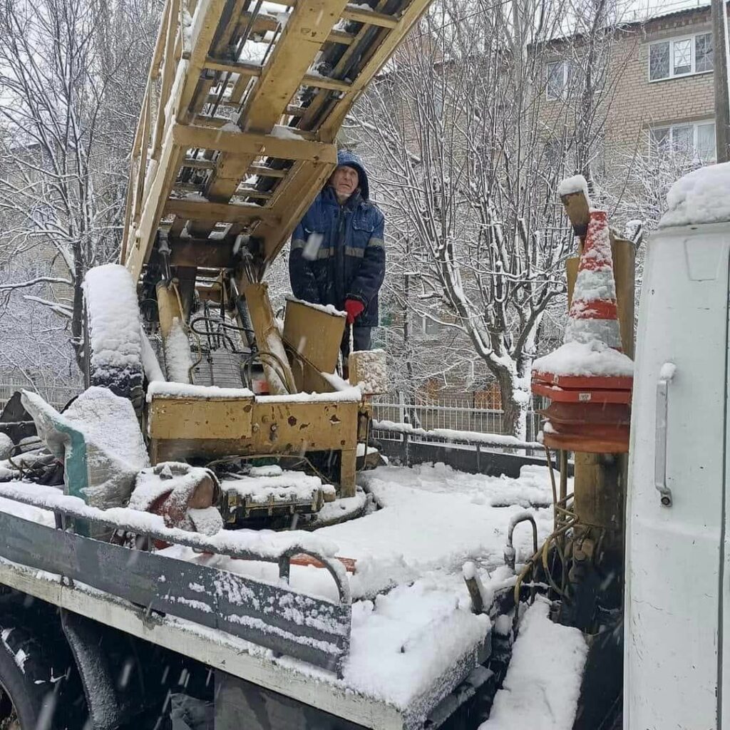 У Краматорську снігопади спричинили падіння аварійних дерев (фото)