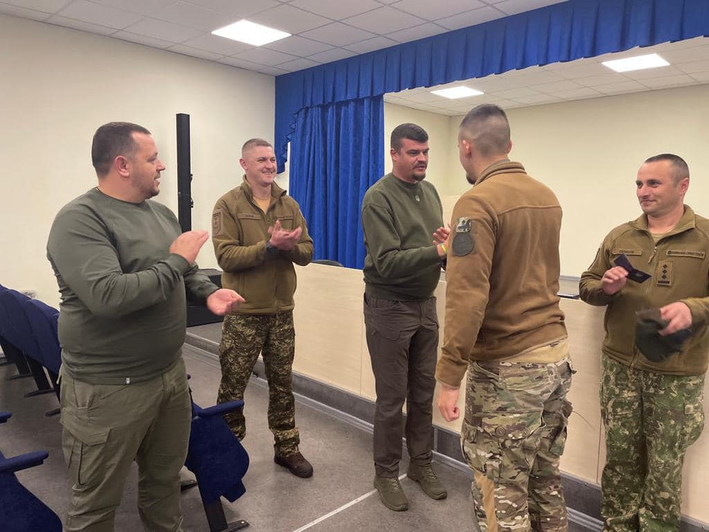 Голова Луганської ОВА нагородив нацгвардійців відзнаками "Захиснику Луганщини"