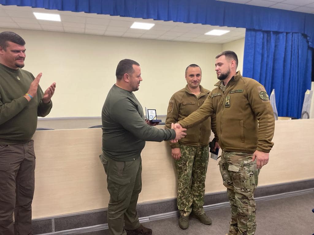 Голова Луганської ОВА нагородив нацгвардійців відзнаками "Захиснику Луганщини"
