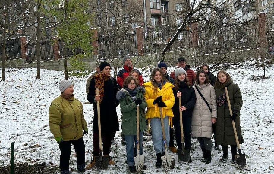 В Киеве переселенцы из Мариуполя, Северодонецка и Херсона высадили деревья с QR-кодами своих историй (фото)