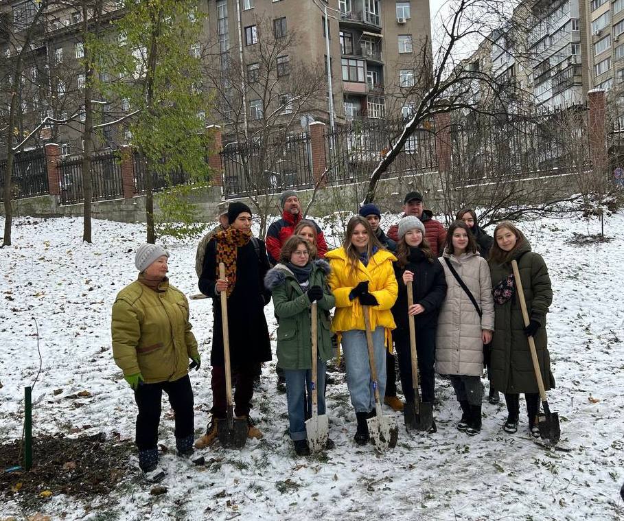 У Києві переселенці з Маріуполя, Сєвєродонецька та Херсона висадили дерева з QR-кодами своїх історій (фото)