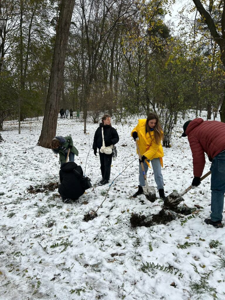 У Києві переселенці з Маріуполя, Сєвєродонецька та Херсона висадили дерева з QR-кодами своїх історій (фото)