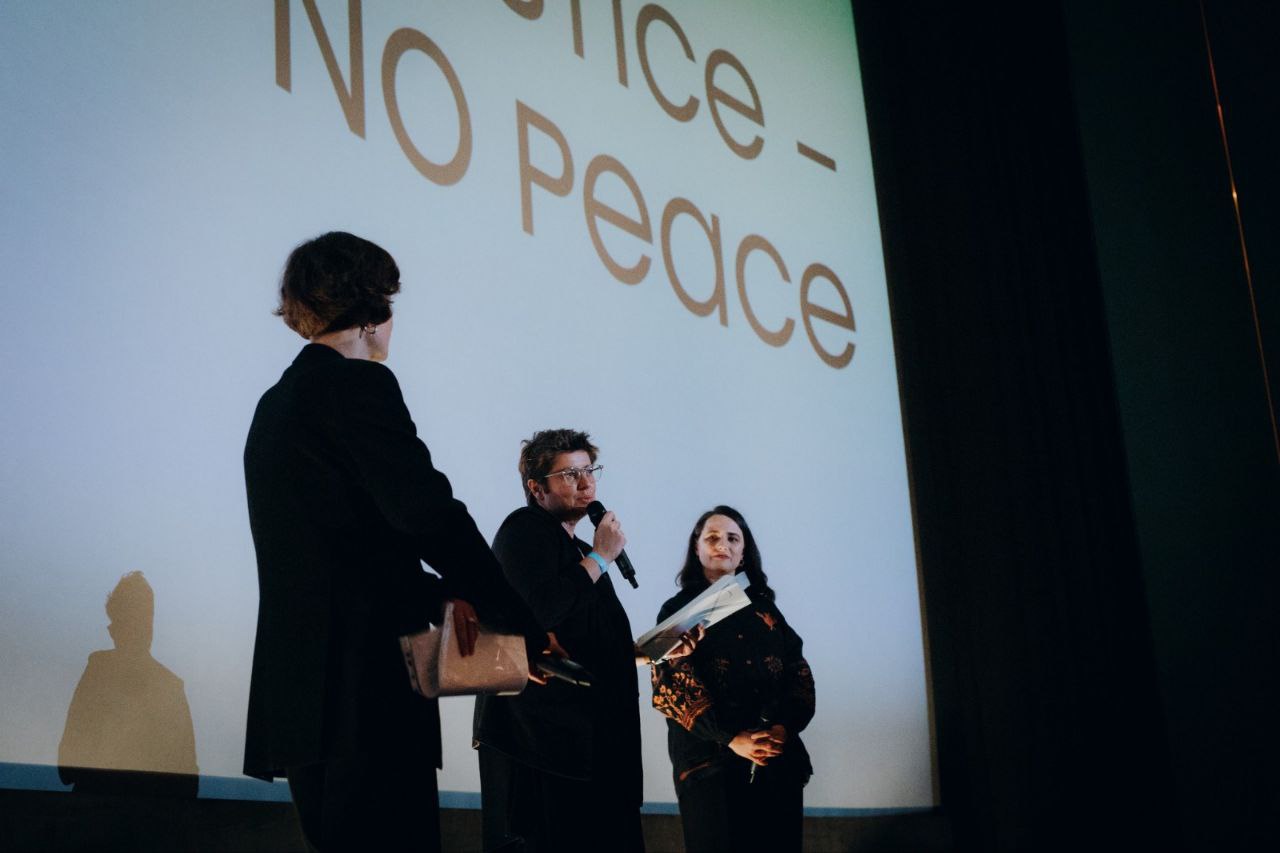 Поліцейський з фільму "20 днів у Маріуполі" закликав міжнародну спільноту пам’ятати про воєнні злочини рф
